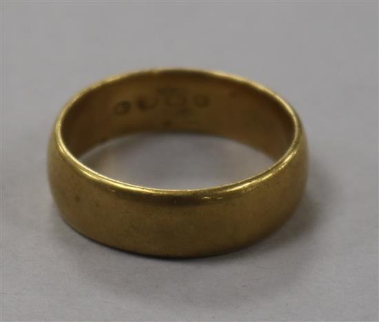 An 18ct gold wedding band, 10.2g